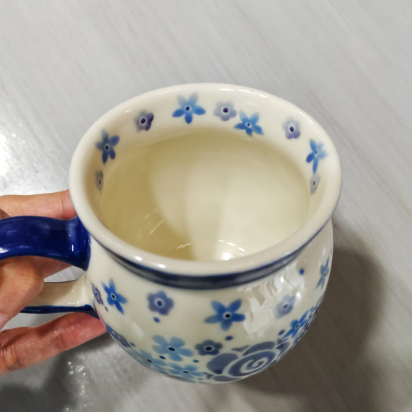 ポーリッシュポタリー/青紫のお花マグカップ（ポーリッシュマグ）／ポーランド伝統工芸／焼き物／陶磁器 3枚目の画像