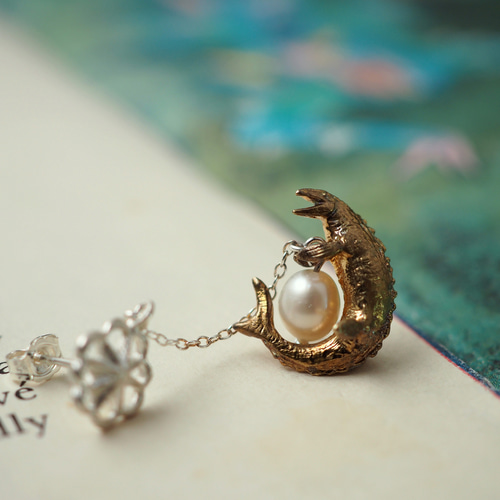 受注制作】モササウルスとたまごのピアス／イヤリング ピアス（その他