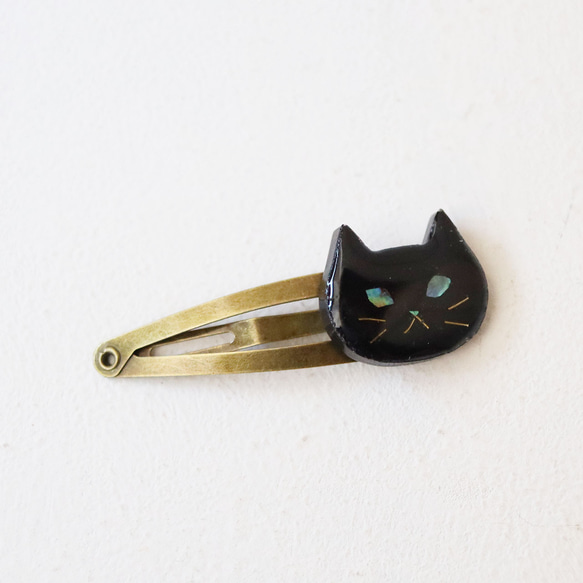 ウルウルおめめの猫スリーピン 　螺鈿風・クロさん・黒猫・ブラック・パッチンどめ 2枚目の画像