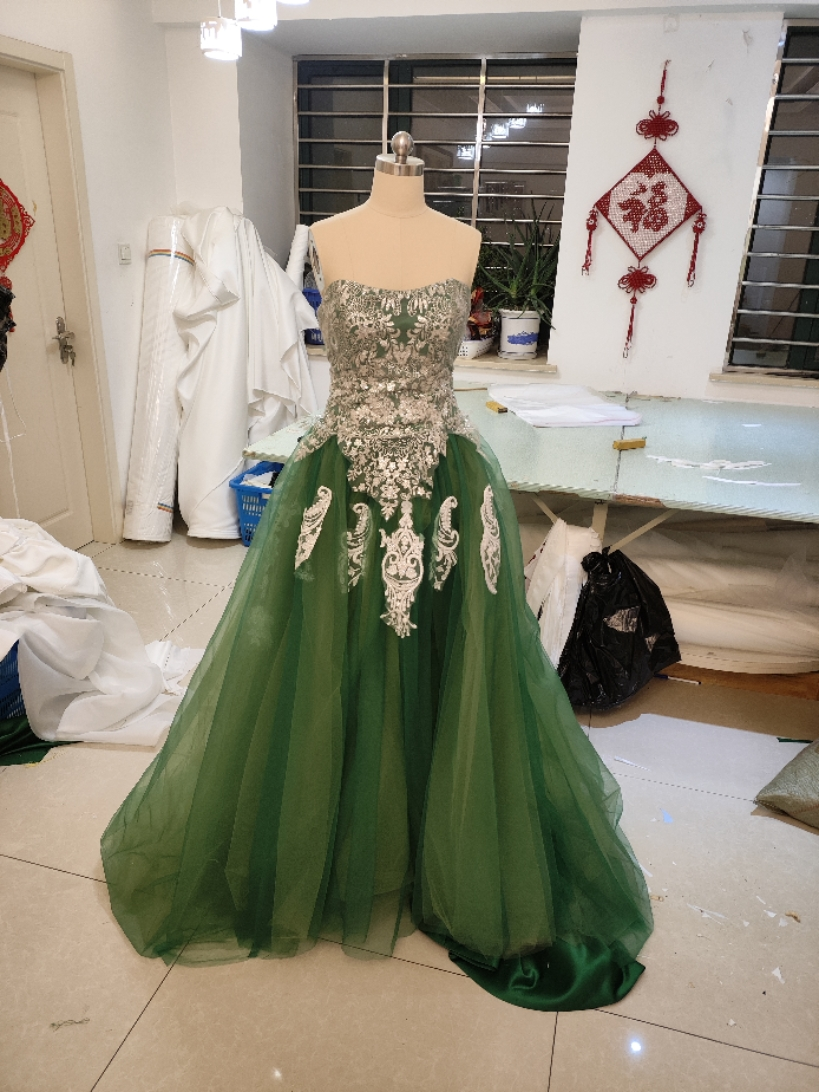 エレガント グリーン パーティードレス キラキラ光る刺繍 ベアトップ トレーン 前撮り