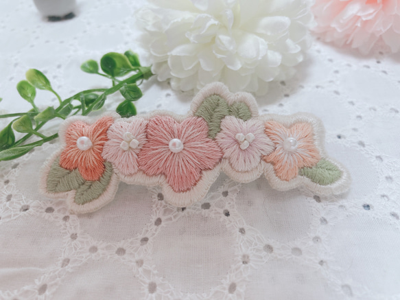 刺繍のお花バレッタ 5枚目の画像