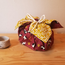 猫と黄梅　Bento cloth 'n' bag ～紐を引っ張るとお弁当袋になるランチクロス～ 1枚目の画像