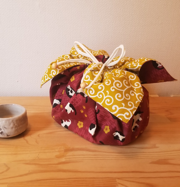 猫と黄梅　Bento cloth 'n' bag ～紐を引っ張るとお弁当袋になるランチクロス～ 1枚目の画像