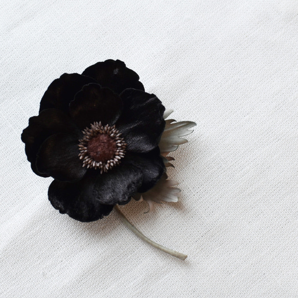 【布花】アネモネのブローチ大輪（黒、ツヤ） 4枚目の画像