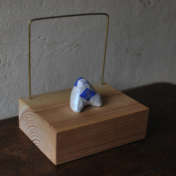 小さな小さな五月人形　金太郎シルバー　無垢材の台座つき 1枚目の画像