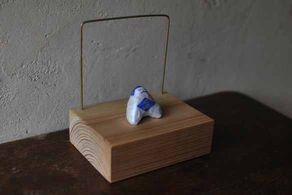 小さな小さな五月人形　金太郎シルバー　無垢材の台座つき 1枚目の画像