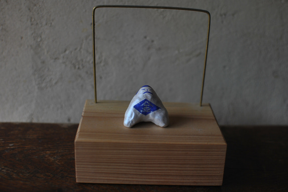 小さな小さな五月人形　金太郎シルバー　無垢材の台座つき 4枚目の画像