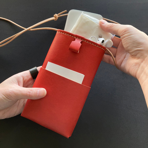 草木染め革丨スマホショルダーバッグ【tottu/とっつ】すおう染め 手縫い 手染め 手作り 7枚目の画像