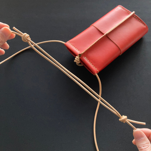 草木染め革丨スマホショルダーバッグ【tottu/とっつ】すおう染め 手縫い 手染め 手作り 11枚目の画像