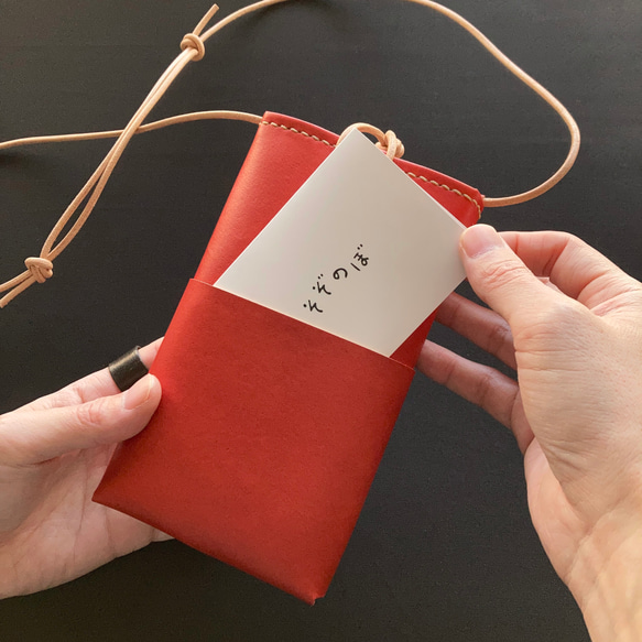 草木染め革丨スマホショルダーバッグ【tottu/とっつ】すおう染め 手縫い 手染め 手作り 6枚目の画像