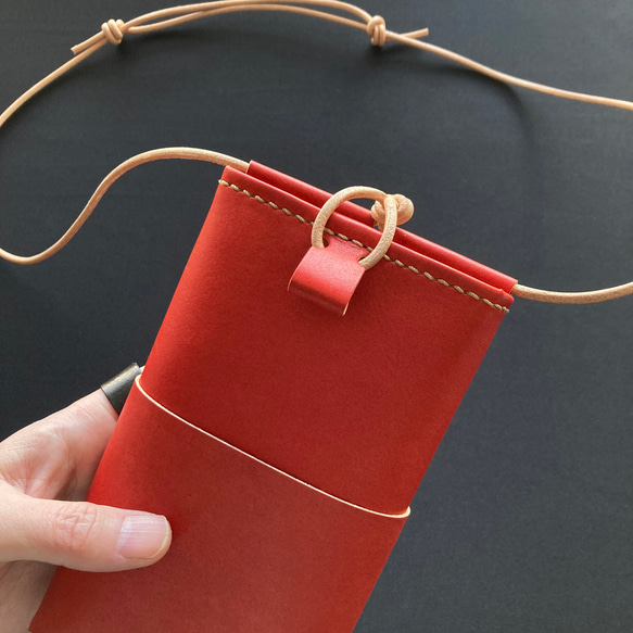 草木染め革丨スマホショルダーバッグ【tottu/とっつ】すおう染め 手縫い 手染め 手作り 9枚目の画像