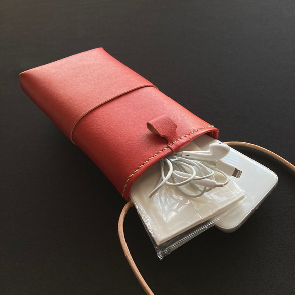 草木染め革丨スマホショルダーバッグ【tottu/とっつ】すおう染め 手縫い 手染め 手作り 4枚目の画像