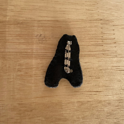 刺繍ねこ文字ブローチ　黒猫・n 4枚目の画像