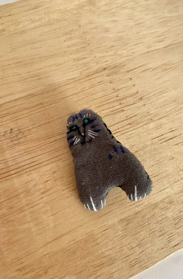 刺繍ねこ文字ブローチ　黒猫・n 2枚目の画像