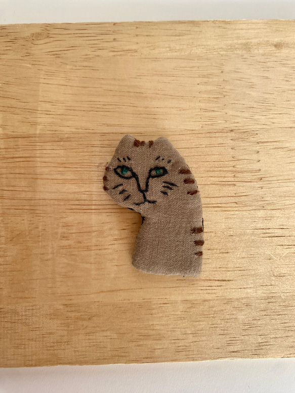 刺繍ねこブローチ　トラ猫 3枚目の画像