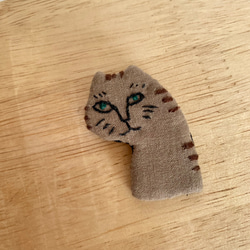 刺繍ねこブローチ　トラ猫 2枚目の画像