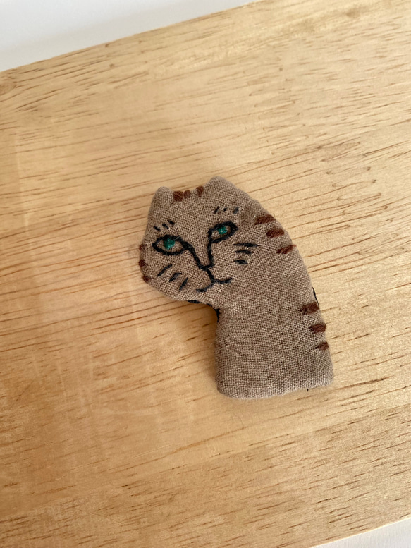 刺繍ねこブローチ　トラ猫 2枚目の画像