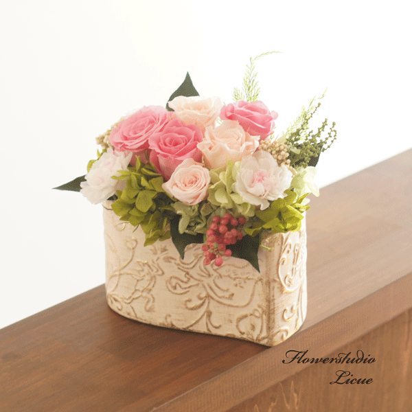 【アレンジメント】ピンクのバラとカーネーションのアレンジメント　全てプリザーブドフラワー