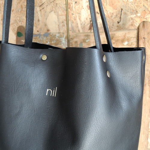 nil】レザー 縦型トート バッグ(M) 金箔 箔押しロゴ入り A4収納 nil】レザー 縦型トート バッグ(M) 金箔 箔押しロゴ入り A4収納