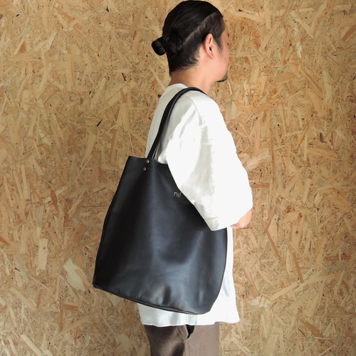 nil】レザー 縦型トート バッグ(M) 金箔 箔押しロゴ入り A4収納 nil】レザー 縦型トート バッグ(M) 金箔 箔押しロゴ入り A4収納