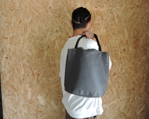 【限定販売】 バッグ(M) 縦型トート nil】レザー 金箔 A4収納 箔押しロゴ入り バッグ