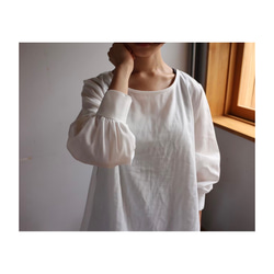 柔らかなコットンダブルガーゼの裾がふわりと揺れるシンプルなカフス付きフレアブラウス／ホワイト 3枚目の画像