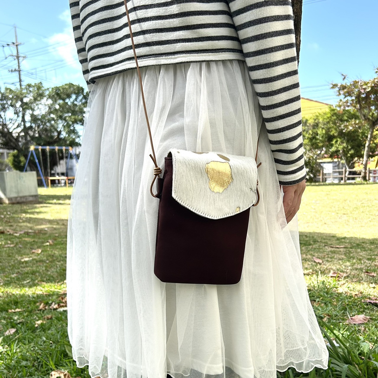 《毛付きスマホポーチ》かわもんのけいたい袋・スポットゴールド／“ふつう”じゃ物足りないあなたに