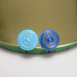 青と水色のヴィンテージガラスボタンのイヤリング 2枚目の画像