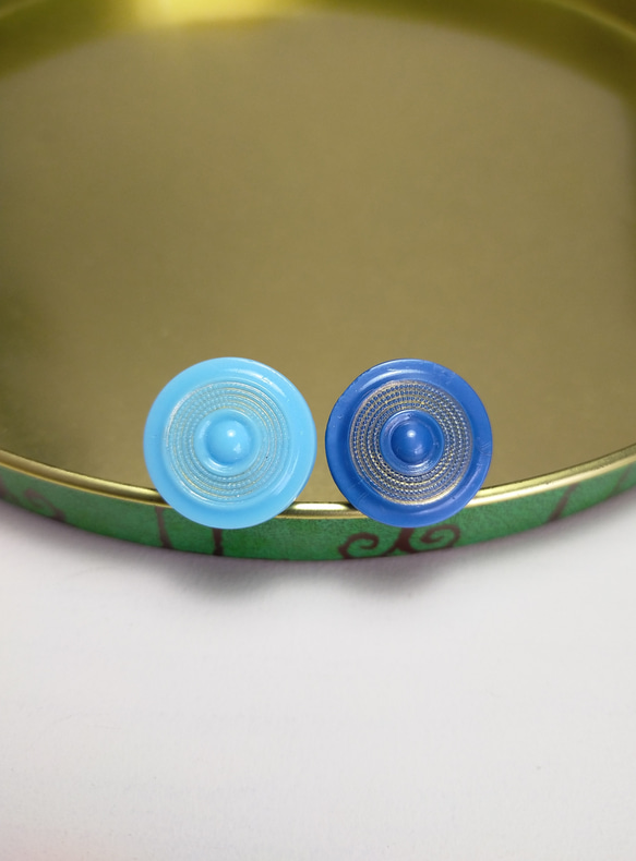 青と水色のヴィンテージガラスボタンのイヤリング 2枚目の画像
