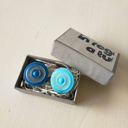 青と水色のヴィンテージガラスボタンのイヤリング 3枚目の画像