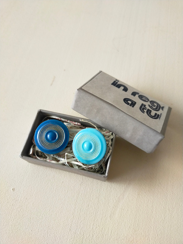 青と水色のヴィンテージガラスボタンのイヤリング 3枚目の画像