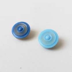 青と水色のヴィンテージガラスボタンのイヤリング 1枚目の画像
