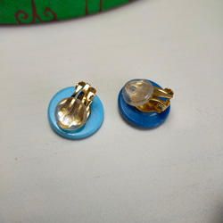 青と水色のヴィンテージガラスボタンのイヤリング 4枚目の画像