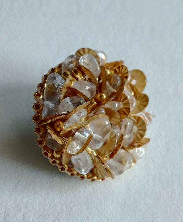【ビーズ刺繍】水晶とスパンコールのブローチ（ゴールド） 2枚目の画像