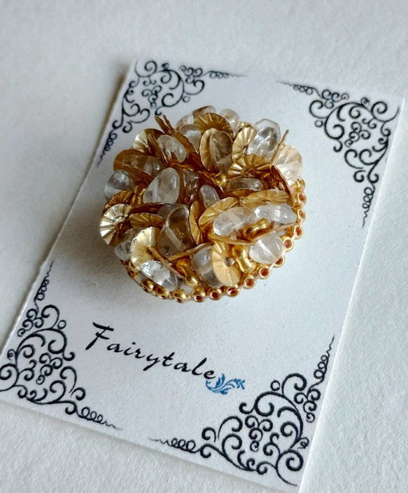 【ビーズ刺繍】水晶とスパンコールのブローチ（ゴールド） 1枚目の画像