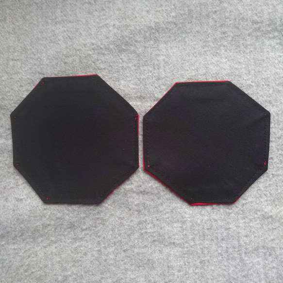 赤と黒のリバーシブル出来るコースター。2枚セット✨個性派アイテムでおうち時間も楽しく！ 3枚目の画像