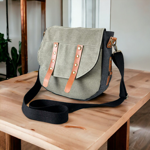 モスグリーンと黒帆布の革ベルト飾りフラップショルダーバック