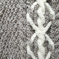 かぶるだけのアラン模様の編み込み手編みベスト(エル・ウエーブオリジナル) 3枚目の画像