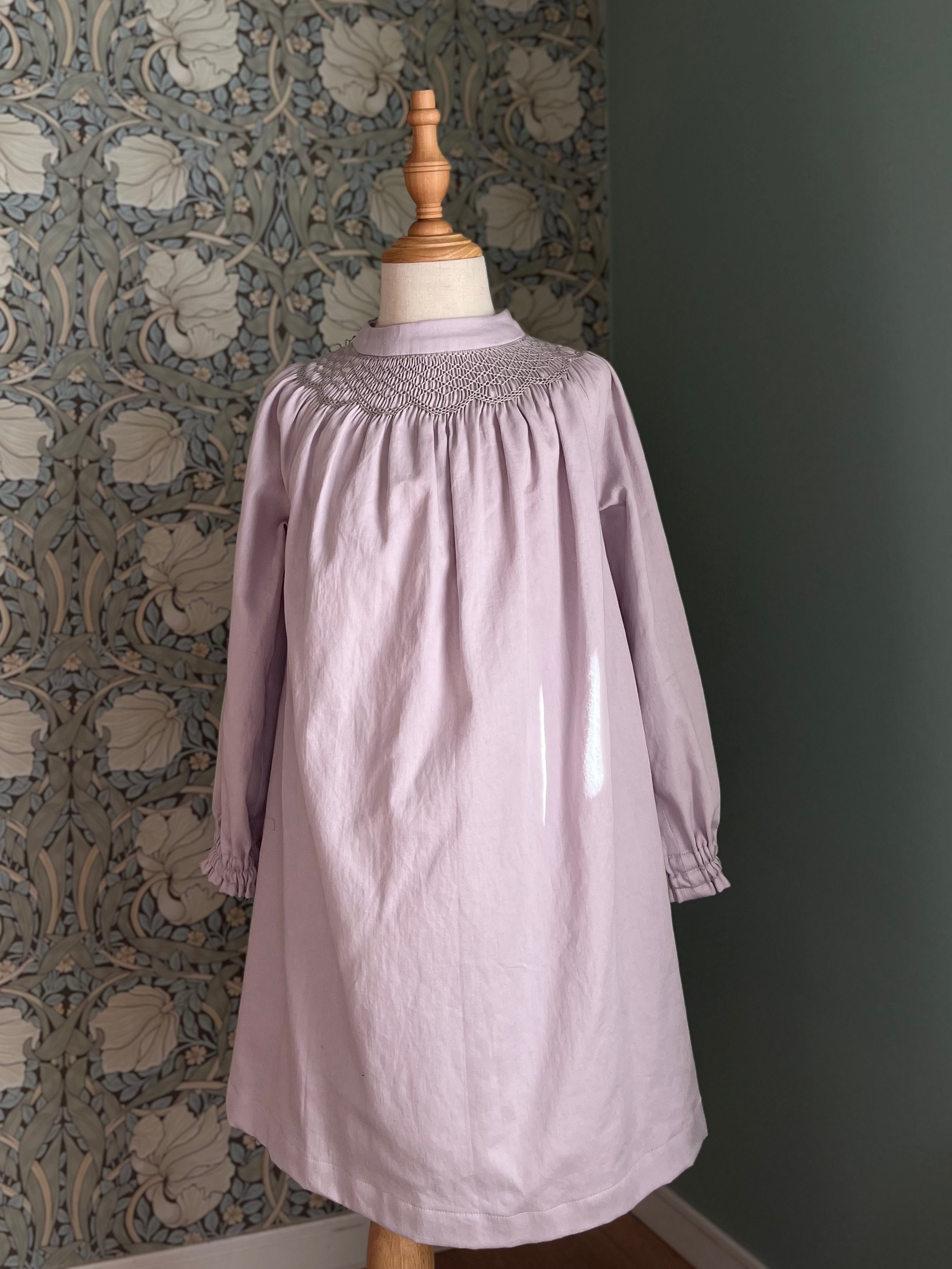 コットンサテン　ビショップ•スモッキング刺繍ワンピース 5,538円