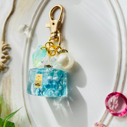 【ゆきゆっきー❄様】983.天然石　琉球ガラス　雪　鹿　レジン　キーホルダー 388fbea464b2e70b92e2a908f638a2