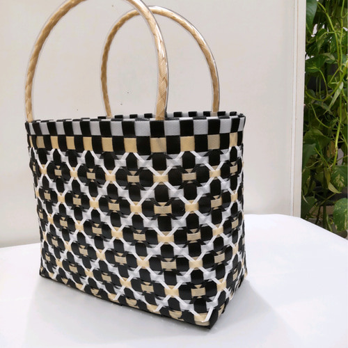 PPバンドバック、プラカゴ、かごバッグ　黒×ベージュ プラカゴ かごバッグ 黒、ベージュ、白 ベージュがアクセントになって