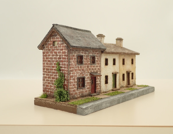 小さいお家　３軒並ぶ英国風の家１（レンガの家） -Small (1/100サイズ)- 10枚目の画像