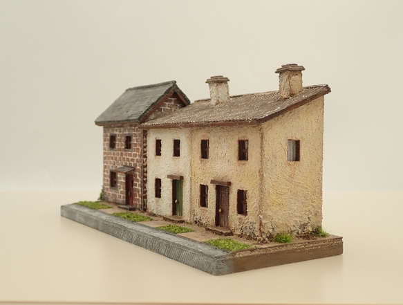 小さいお家　３軒並ぶ英国風の家１（レンガの家） -Small (1/100サイズ)- 8枚目の画像
