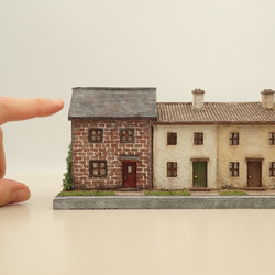 小さいお家　３軒並ぶ英国風の家１（レンガの家） -Small (1/100サイズ)- 11枚目の画像