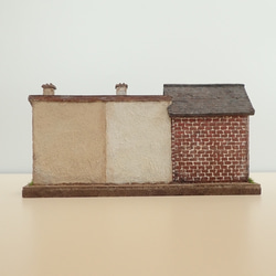 小さいお家　３軒並ぶ英国風の家１（レンガの家） -Small (1/100サイズ)- 9枚目の画像