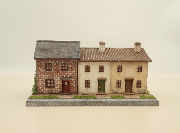 小さいお家　３軒並ぶ英国風の家１（レンガの家） -Small (1/100サイズ)- 1枚目の画像