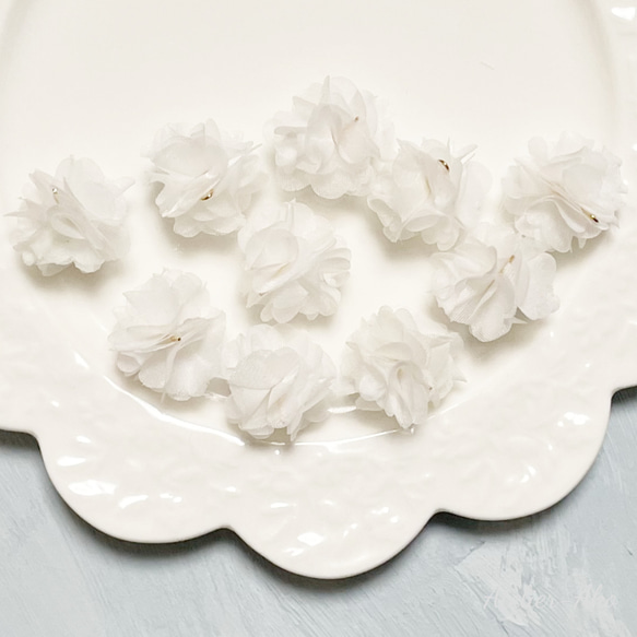 チャーム　ポンポン　立体　花びら　フラワー　ホワイト 1枚目の画像