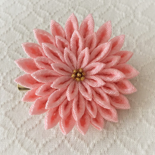 つまみ細工〉菊大輪の髪飾り(サーモンピンク) ヘアクリップ・バナナ