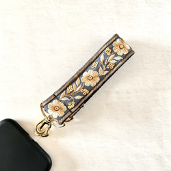 インド刺繍リボン ハンドストラップ スマホストラップ ショートストラップ サックスブルーゴールド 2枚目の画像