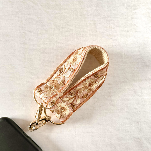 インド刺繍リボン ハンドストラップ スマホストラップ ショートストラップ ベビーピンクゴールド 1枚目の画像